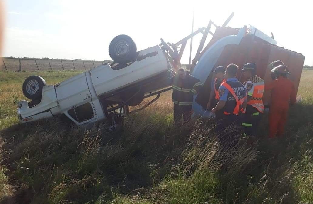 UNA CAMIONETA VOLCÓ EN RUTA NACIONAL 8